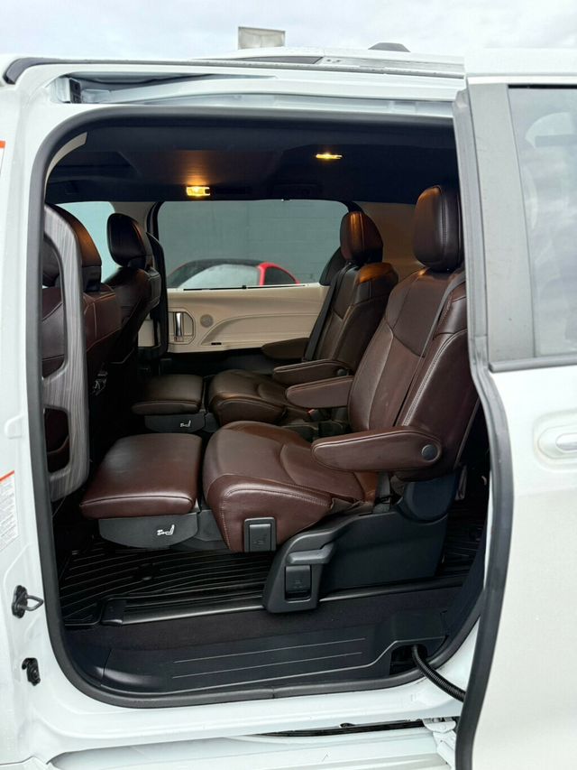 2024 Toyota Sienna Platinum FWD 7-Passenger - 22946809 - 7