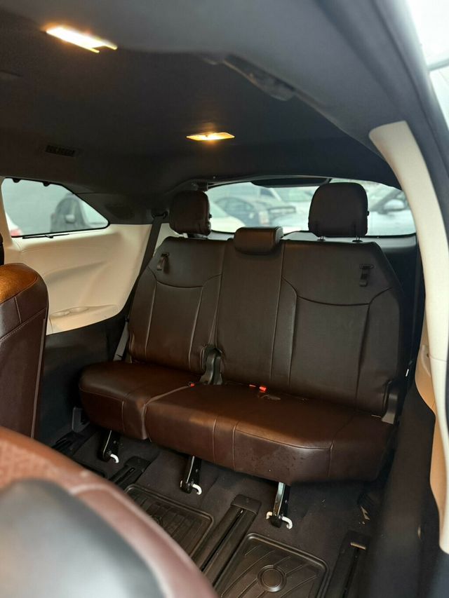 2024 Toyota Sienna Platinum FWD 7-Passenger - 22946809 - 8