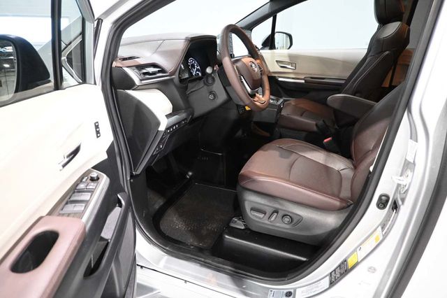 2024 Toyota Sienna Platinum FWD 7-Passenger - 23020011 - 12