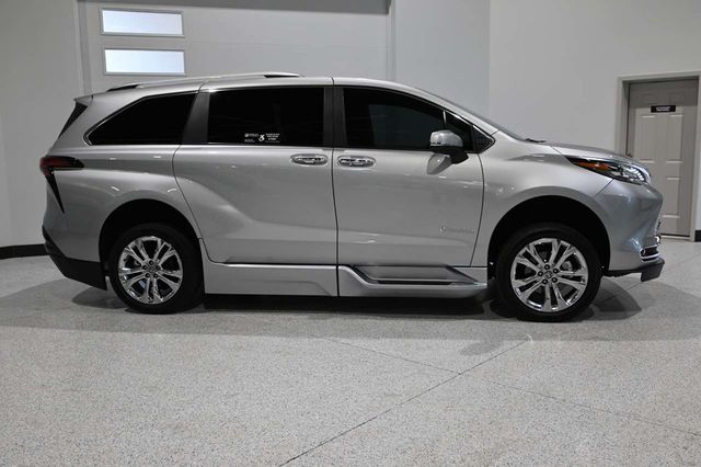 2024 Toyota Sienna Platinum FWD 7-Passenger - 23020011 - 4