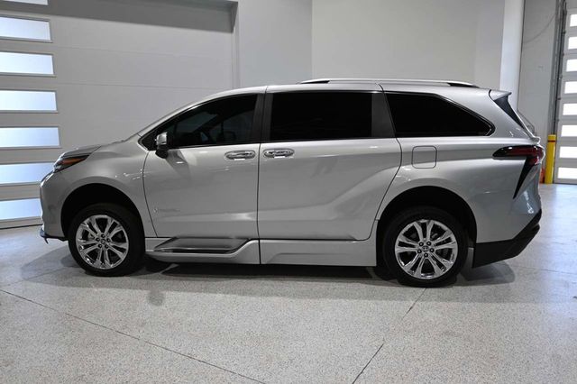 2024 Toyota Sienna Platinum FWD 7-Passenger - 23020011 - 8