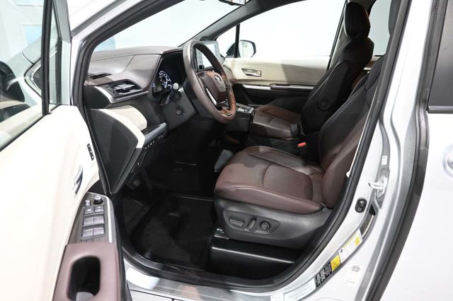 2024 Toyota Sienna Platinum FWD 7-Passenger - 23082129 - 12