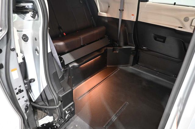 2024 Toyota Sienna Platinum FWD 7-Passenger - 23082129 - 17
