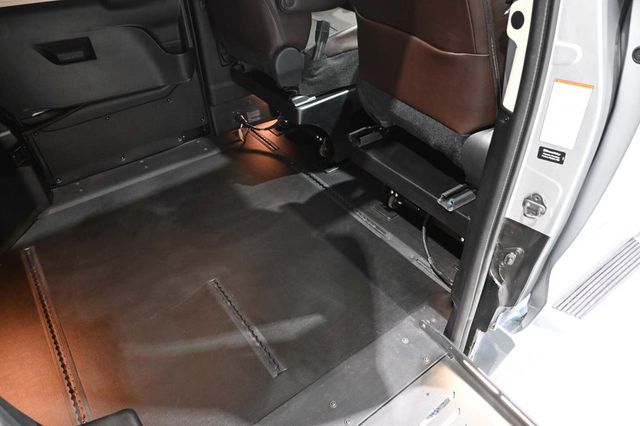 2024 Toyota Sienna Platinum FWD 7-Passenger - 23082129 - 18