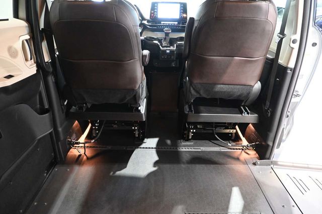 2024 Toyota Sienna Platinum FWD 7-Passenger - 23082129 - 19
