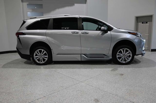 2024 Toyota Sienna Platinum FWD 7-Passenger - 23082129 - 4