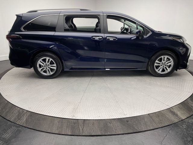 2024 Toyota Sienna XLE AWD 7-Passenger - 22977016 - 3