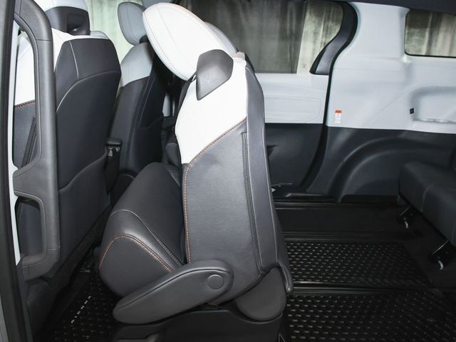 2024 Toyota Sienna XSE - 23003069 - 44