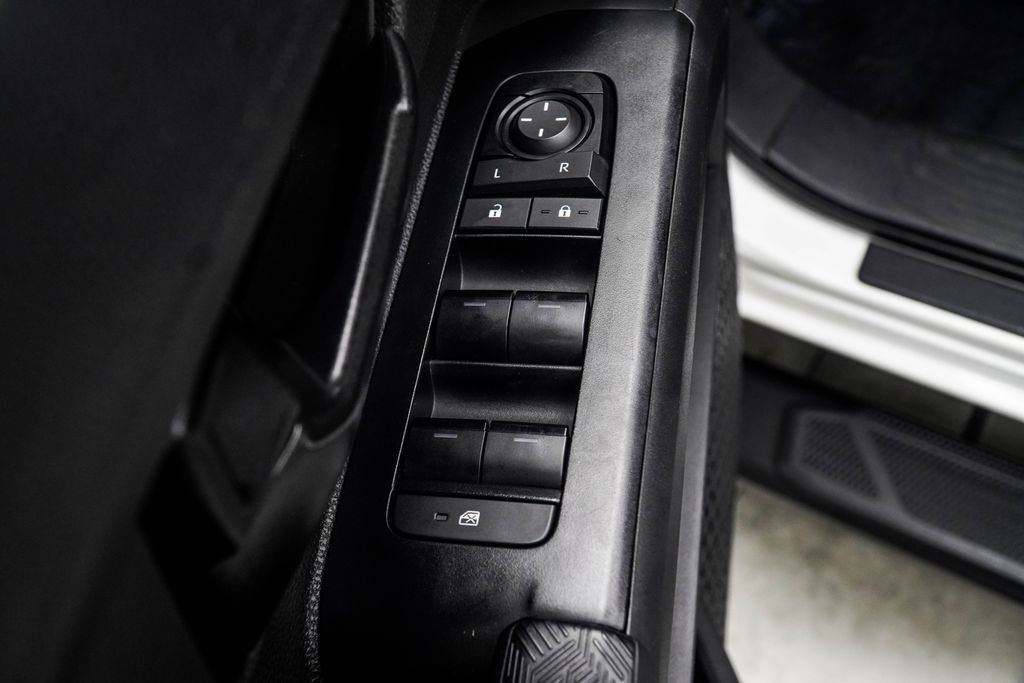 Toyota Tacoma photo 34
