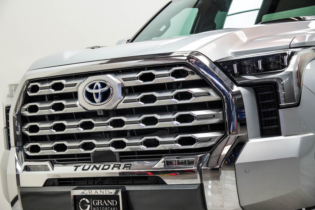 Toyota Tundra photo 2