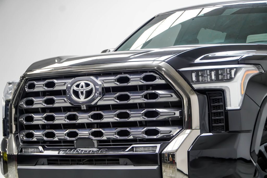 Toyota Tundra photo 2