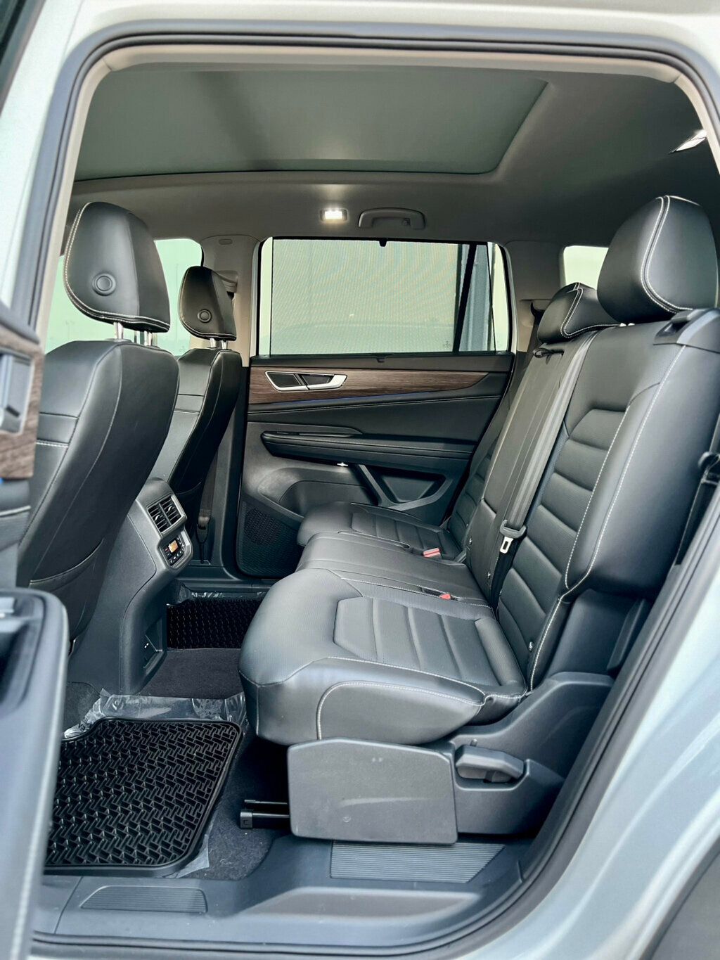 2024 Volkswagen Atlas SEL photo 13