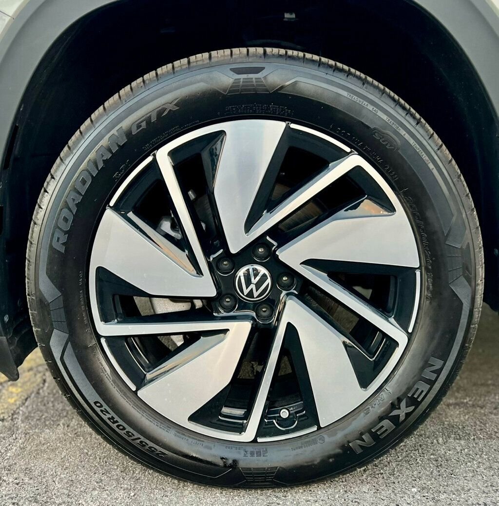 2024 Volkswagen Atlas SEL photo 28