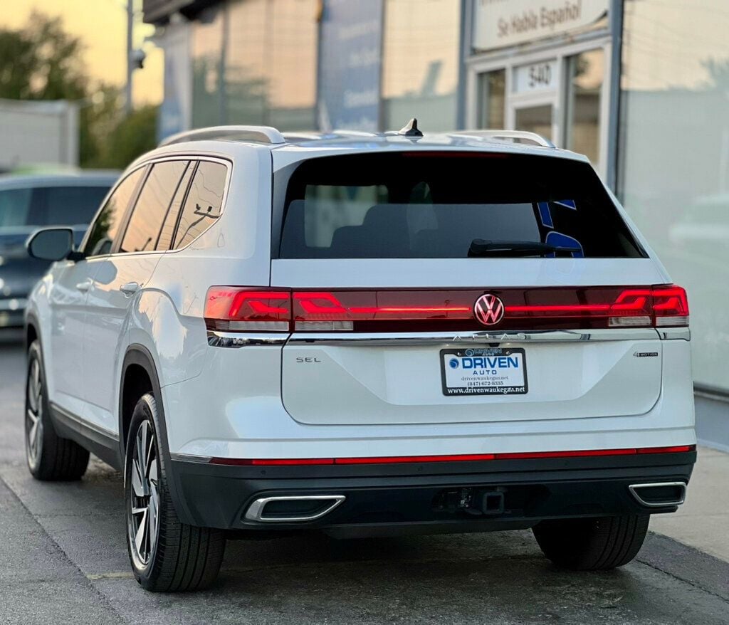 2024 Volkswagen Atlas SEL photo 2