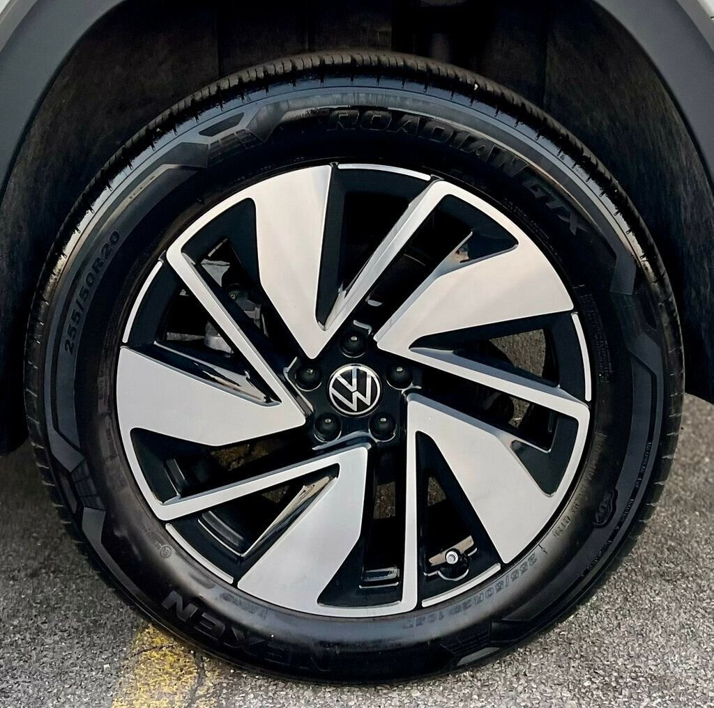 2024 Volkswagen Atlas SEL photo 29