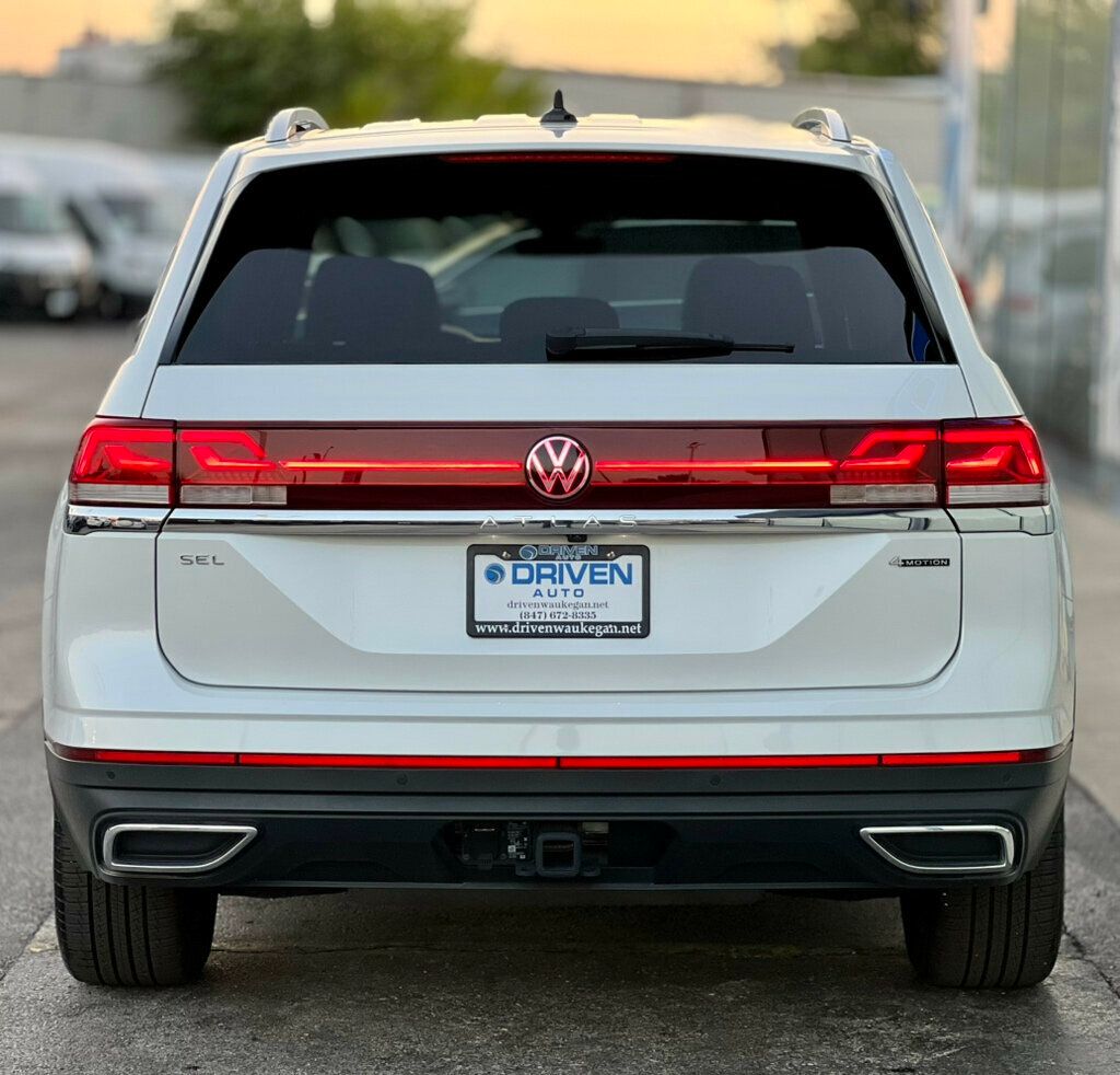 2024 Volkswagen Atlas SEL photo 3