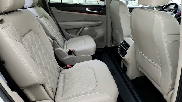 2024 Volkswagen Atlas 2.0T SEL Premium R-Line 4MOTION w/ 2nd-Row Dual Captain's Chairs - 22941468 - 24