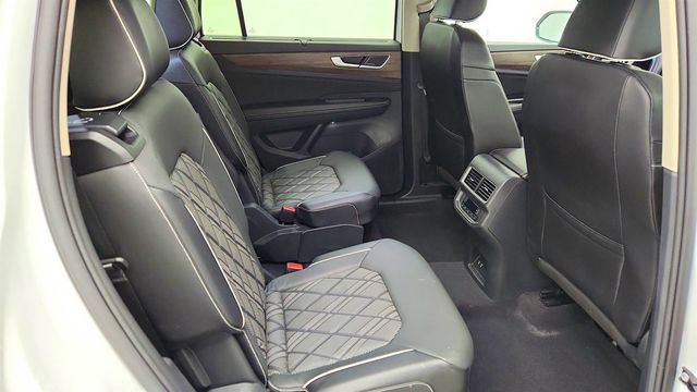 2024 Volkswagen Atlas 2.0T SEL Premium R-Line 4MOTION w/ 2nd Row Dual Captain’s Chairs - 23007507 - 22