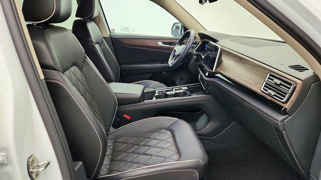 2024 Volkswagen Atlas 2.0T SEL Premium R-Line 4MOTION w/ 2nd Row Dual Captain’s Chairs - 23007507 - 23