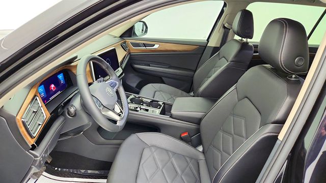 2024 Volkswagen Atlas 2.0T SE w/Technology and 2nd-Row Dual Captain's Chairs - 22970865 - 19