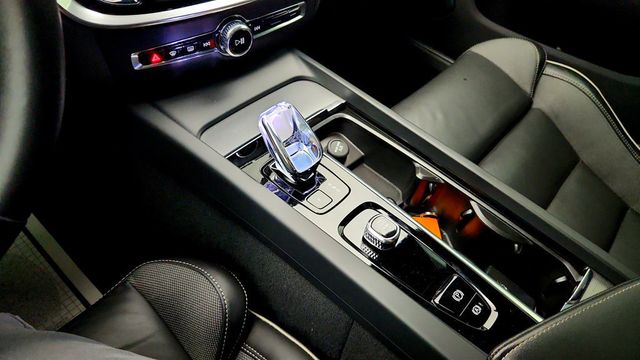 2024 Volvo S60 B5 AWD Plus Black Edition w/ harman/kardon & Climate Package - 23044888 - 17