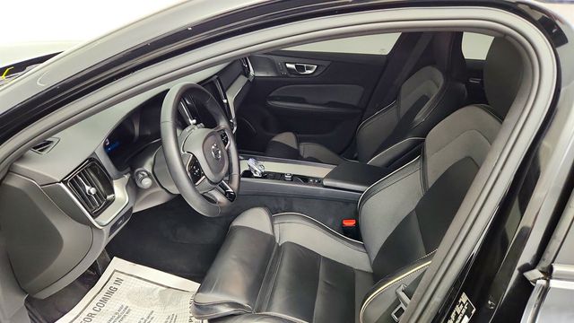 2024 Volvo S60 B5 AWD Plus Black Edition w/ harman/kardon Sound & Climate Pkg - 23020945 - 18
