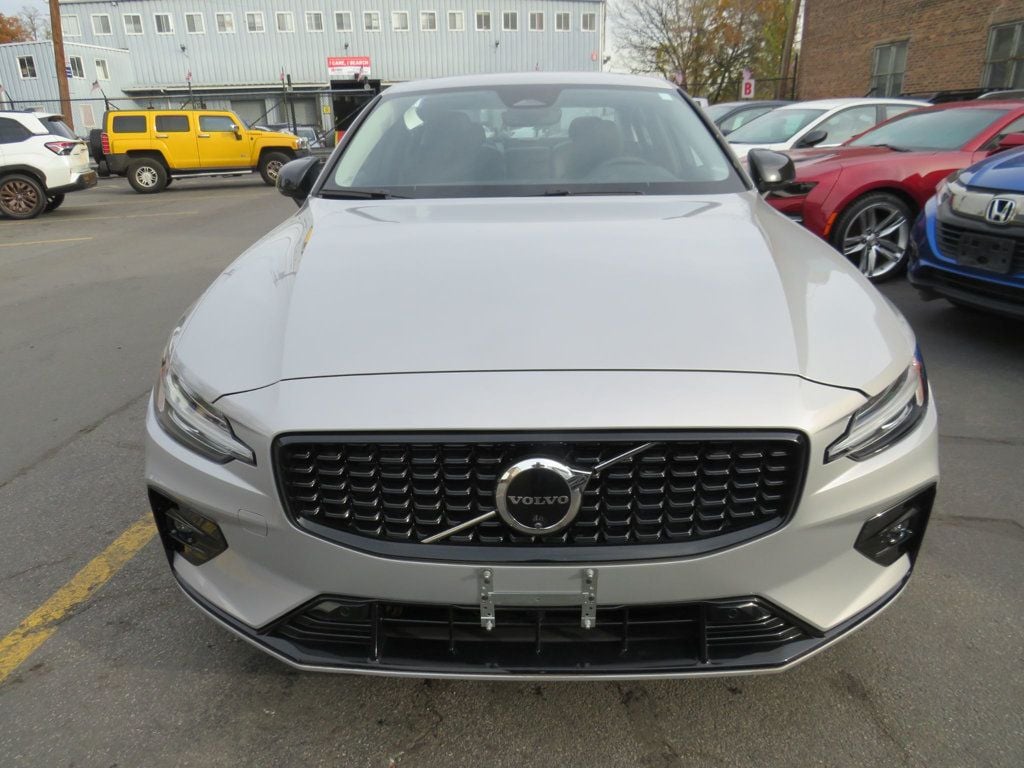 2024 Volvo S60 B5 AWD Plus photo 2