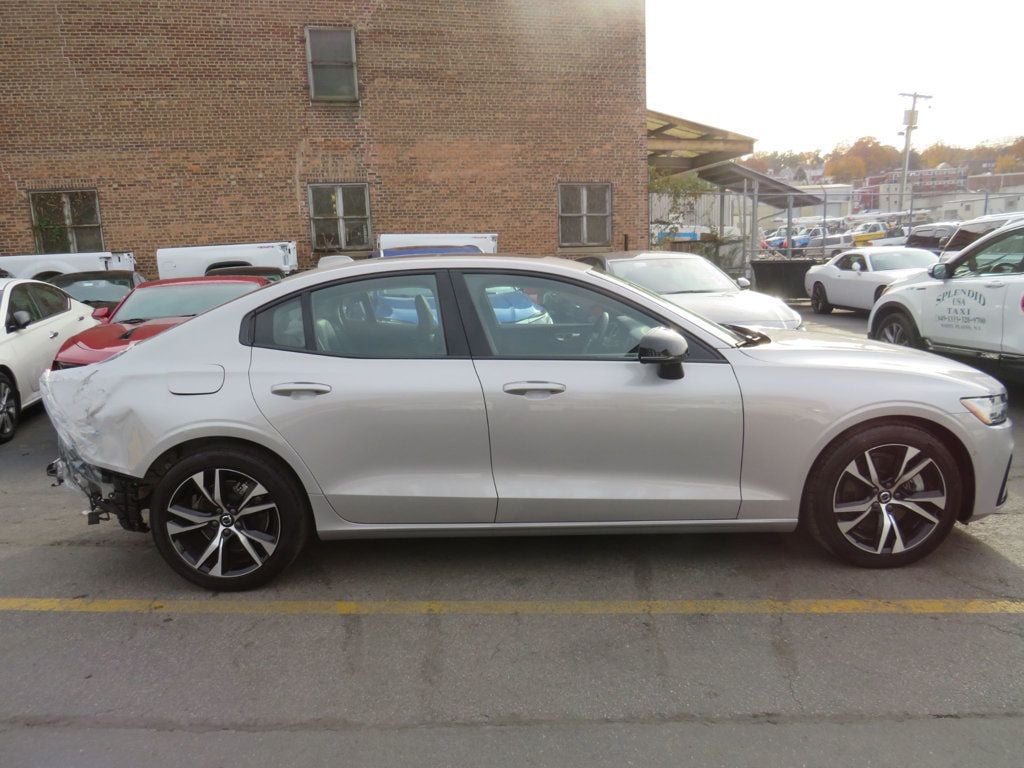 2024 Volvo S60 B5 AWD Plus photo 4