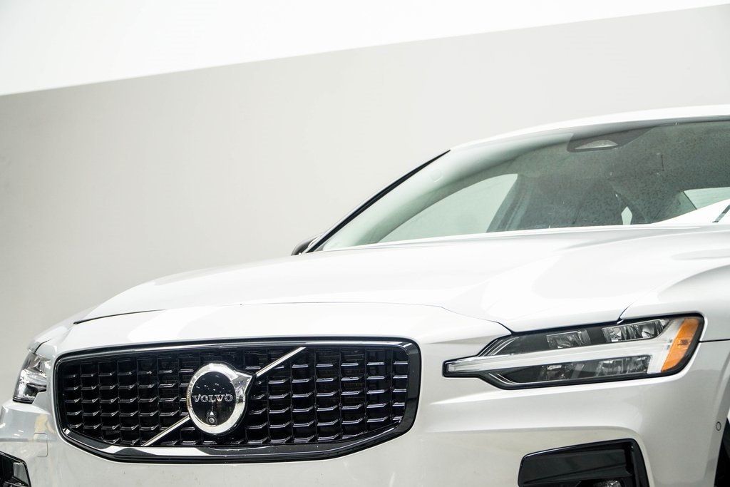 2024 Volvo S60 B5 AWD Plus photo 2