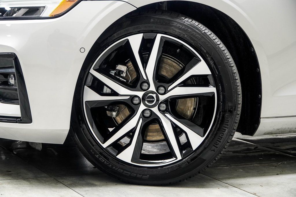 2024 Volvo S60 B5 AWD Plus photo 3