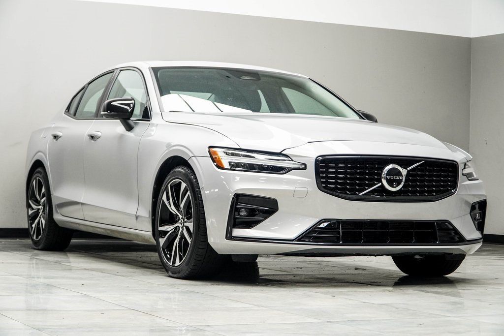 2024 Volvo S60 B5 AWD Plus photo 4