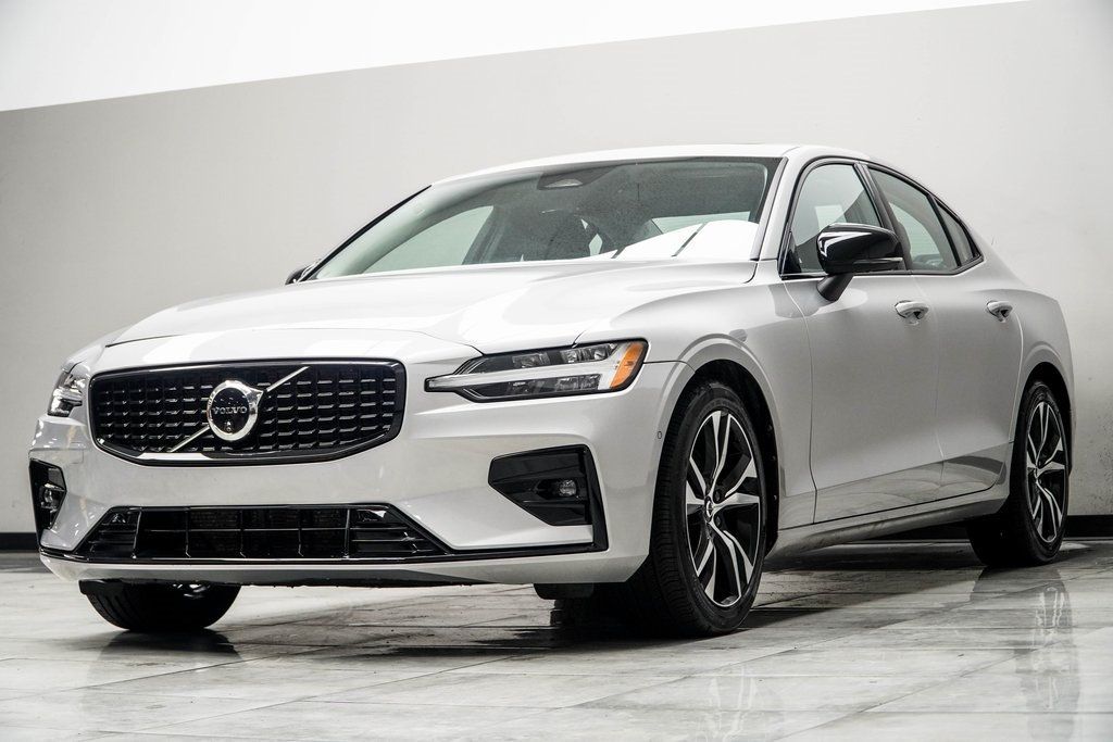2024 Volvo S60 B5 AWD Plus photo 8