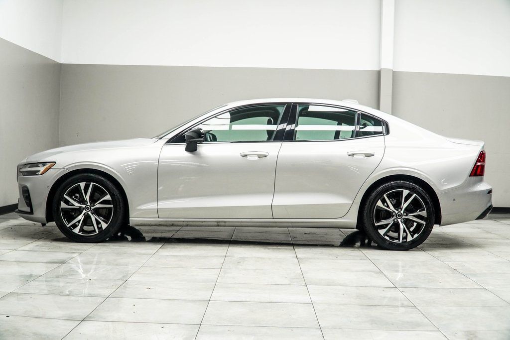 2024 Volvo S60 B5 AWD Plus photo 9