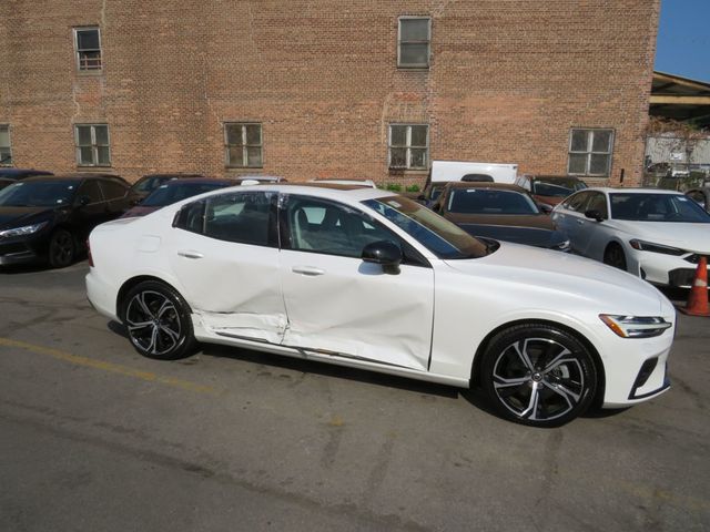 2024 Volvo S60 B5 AWD Plus Dark Theme (Clear Title) - 23052724 - 3
