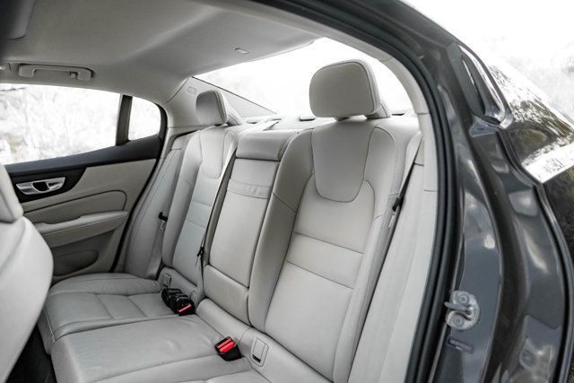 2024 Volvo S60 B5-DarkTheme-FWD/BlindSpotMonitor/HeatedSeats/BackupCamera/NAV - 23094542 - 13