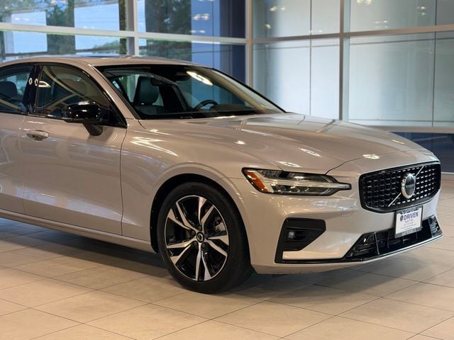2024 Volvo S60 B5 Core Dark Theme's photo