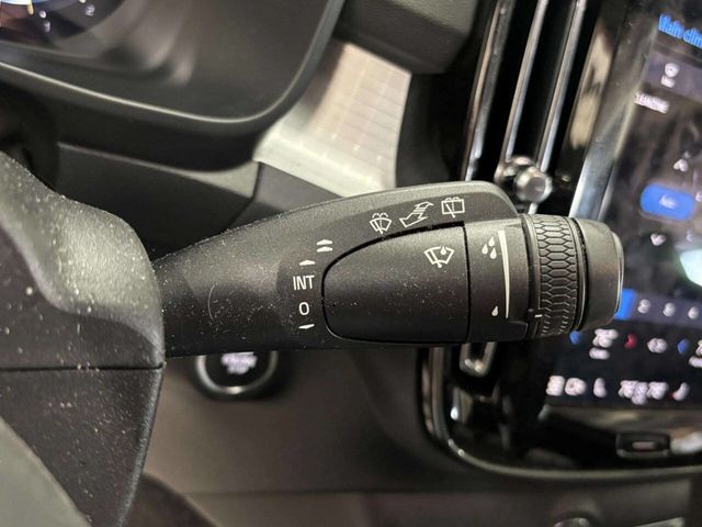 2024 Volvo XC40 B5 AWD Core Dark Theme - 23014702 - 32