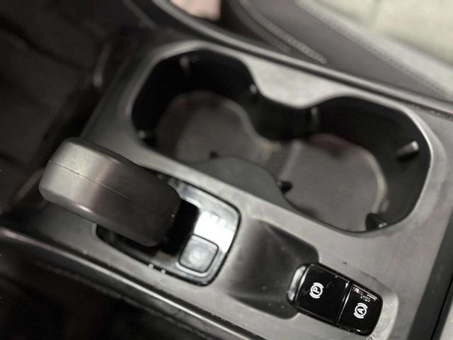 2024 Volvo XC40 B5 AWD Core Dark Theme - 23014702 - 33