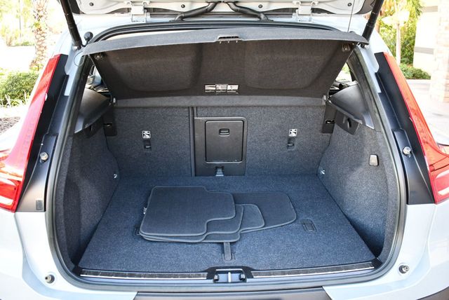 2024 Volvo XC40 B5 AWD Plus Bright Theme 4 Door SUV - 22895330 - 15