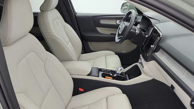 2024 Volvo XC40 B5 AWD Plus Bright Theme w/ 20'' Wheels - 23081916 - 19