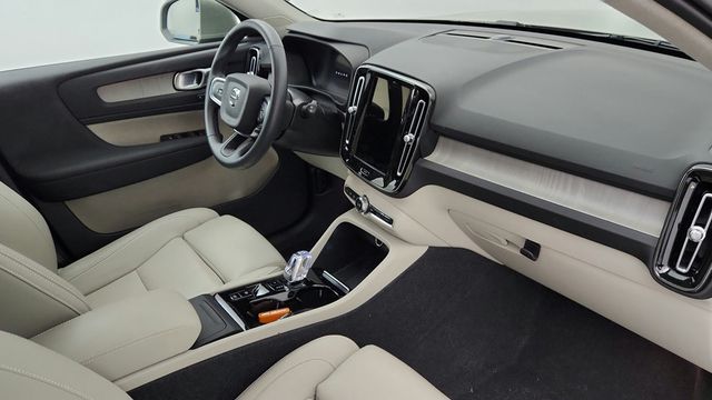 2024 Volvo XC40 B5 AWD Plus Bright Theme w/ 20'' Wheels - 23081916 - 20