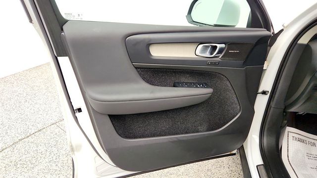 2024 Volvo XC40 B5 AWD Plus Bright Theme w/ harman/kardon Audio & Climate Pkg - 23033357 - 9