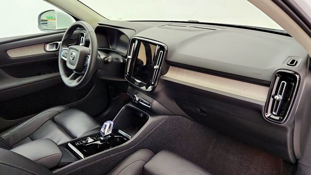 2024 Volvo XC40 B5 AWD Plus Bright Theme w/ harman/kardon Audio & Climate Pkg - 23033357 - 24