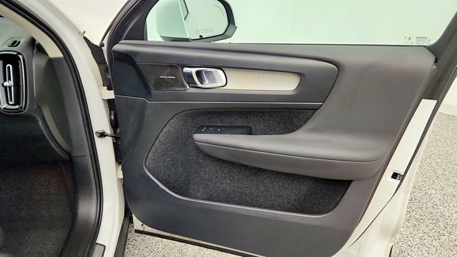 2024 Volvo XC40 B5 AWD Plus Bright Theme w/ harman/kardon Audio & Climate Pkg - 23033357 - 25