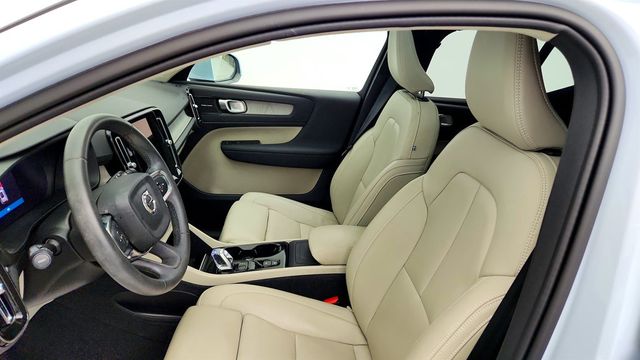 2024 Volvo XC40 B5 AWD Plus Bright Theme w/ HK Audio, Pixel Lights & 20'' Wheels - 23044930 - 15