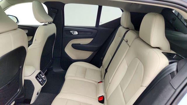 2024 Volvo XC40 B5 AWD Plus Bright Theme w/ HK Audio, Pixel Lights & 20'' Wheels - 23044930 - 16