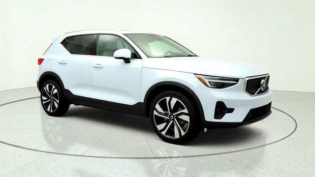 2024 Volvo XC40 B5 AWD Plus Bright Theme w/ HK Audio, Pixel Lights & 20'' Wheels - 23044930 - 2