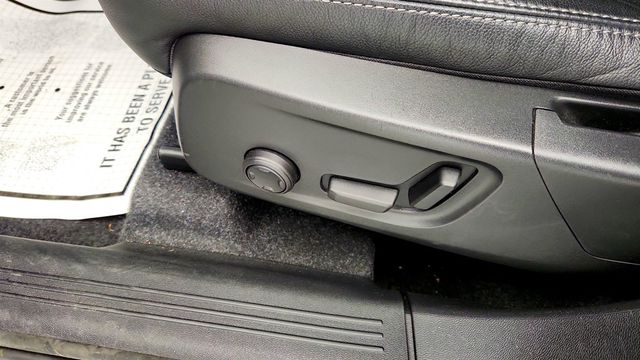 2024 Volvo XC40 B5 AWD Plus Bright Theme with Climate Package - 22971379 - 11