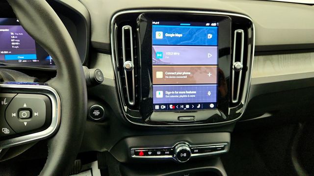 2024 Volvo XC40 B5 AWD Plus Bright Theme with Climate Package - 22971379 - 17
