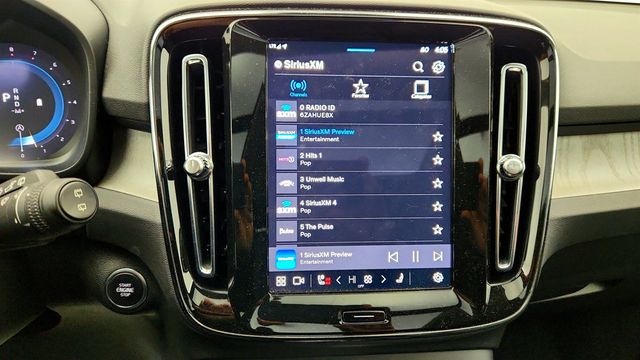 2024 Volvo XC40 B5 AWD Plus Bright Theme with Climate Package - 22971379 - 18